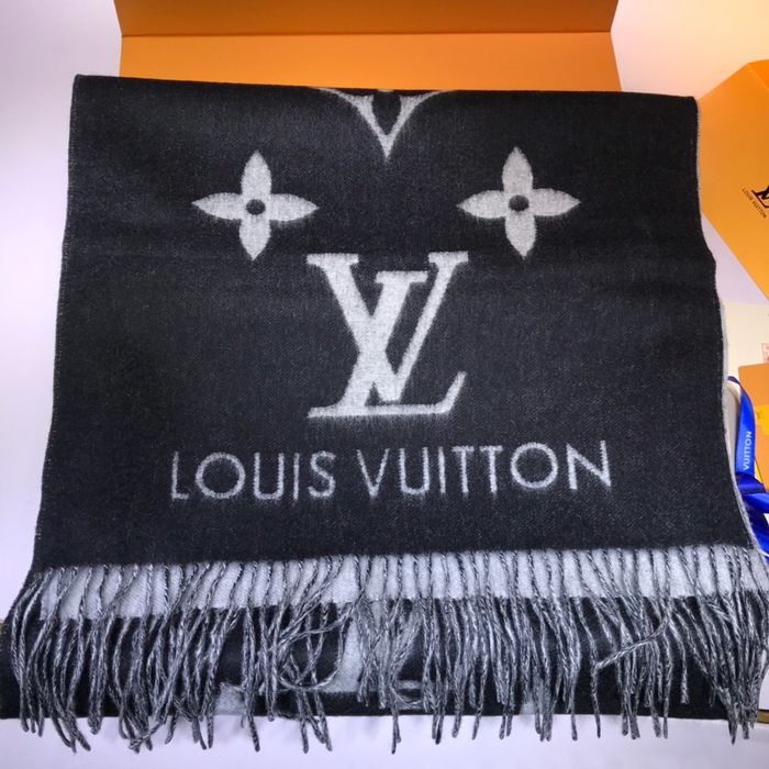 Louis Vuitton Scarf LV00038